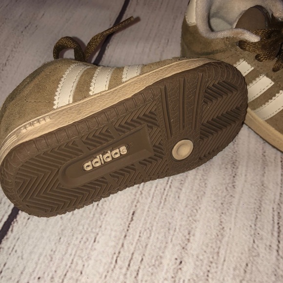 Adidas size 4 shoes - Picture 4 of 4